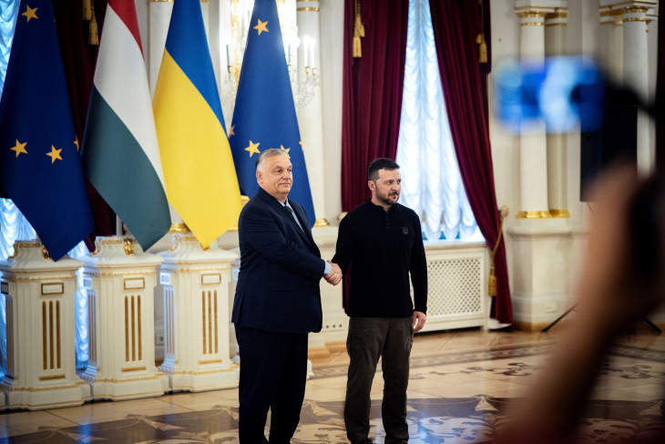 A Miniszterelnöki Sajtóiroda által közreadott képen Volodimir Zelenszkij ukrán elnök fogadja Orbán Viktor miniszterelnököt Kijevben 2024. július 2-án