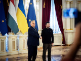 A Miniszterelnöki Sajtóiroda által közreadott képen Volodimir Zelenszkij ukrán elnök fogadja Orbán Viktor miniszterelnököt Kijevben 2024. július 2-án