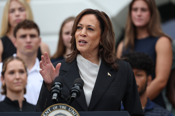 Kamala Harris beszéde közben 2024. július 22-én – sok frázis, kevés tartalom 