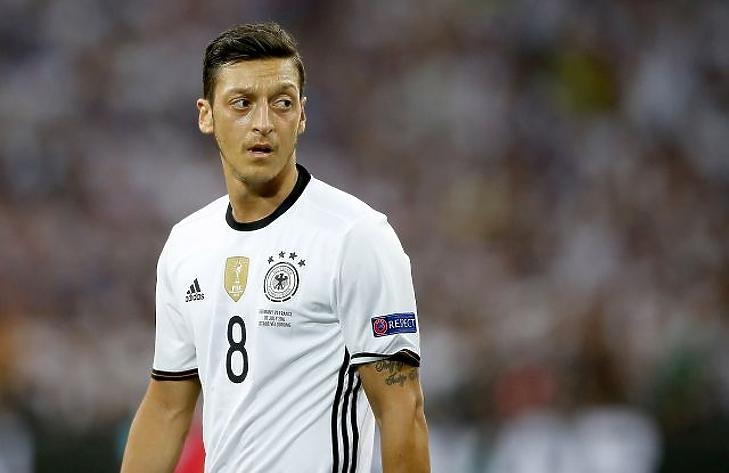 A kétszívű, aki kilóg a sorból: óriási patália lett Özil leveléből