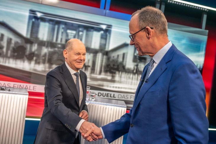 Olaf Scholz szociáldemokrata kancellár (b) és Friedrich Merz, a Kereszténydemokrata Unió (CDU) elnöke, a CDU és bajor testvérpártja, a Keresztélnyszociálius Unió (CSU) közös jelöltje kezet fog a WELT TV választási vitaműsora előtt egy berlini TV-stúdióban 2025. február 19-én. Az előrehozott parlamenti választásokat február 23-án tartják Németországban. 