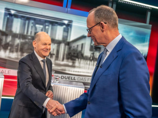 Olaf Scholz szociáldemokrata kancellár (b) és Friedrich Merz, a Kereszténydemokrata Unió (CDU) elnöke, a CDU és bajor testvérpártja, a Keresztélnyszociálius Unió (CSU) közös jelöltje kezet fog a WELT TV választási vitaműsora előtt egy berlini TV-stúdióban 2025. február 19-én. Az előrehozott parlamenti választásokat február 23-án tartják Németországban. 
