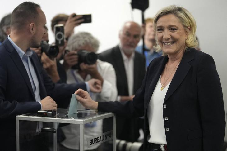 Örülhet, de még nem ünnepelhet Marine Le Pen, aki az előrehozott parlamenti választások első fordulójában az észak-franciaországi Hénin-Beaumont településen adta le szavazatát