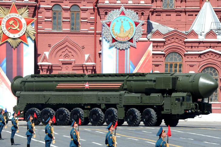 Egy RS-24 Jarsz a 2016-os moszkvai győzelem napi díszszemlén - ennek az interkontinentális rakétának a kisebb változatából készült a Dnyipróra kilőtt Oresnyik