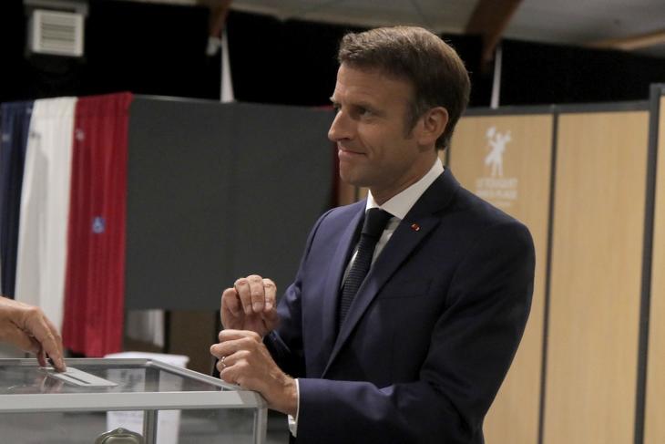 Emmanuel Macron francia elnök így szavazott a nemzetgyűlési választások második fordulójában Le Touquet-ben 2022. június 19-én. A kétfordulós választáson mintegy 48 millió választópolgár a parlament alsóházának 577 képviselőjét választotta meg öt évre. Franciaországban nincsen pártlistás szavazás, az állampolgárok egyéni jelöltekre adhatják le a voksukat. Fotó: MTI/EPA/Pool/AP/Michel Spingler