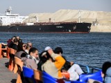Egy hajó halad át a Szuezi-csatornán a Vörös-tenger felé az egyiptomi Ismailiánál 2023. december 22-én. Fotó: EPA/MOHAMED HOSSAM   
