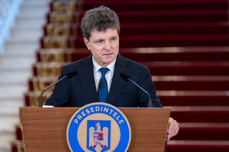 Nicosur Dan román elnök egy korábbi sajtótájékoztatón - főhet a feje a kormányalakítás miatt