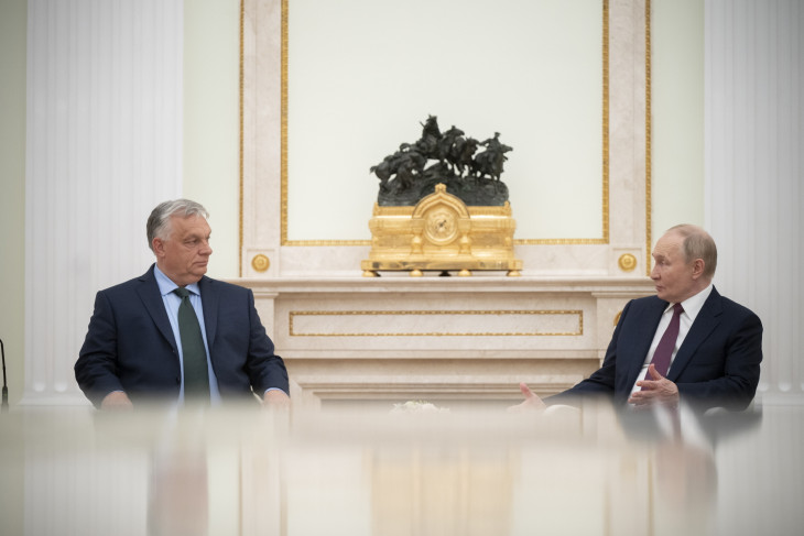 Putyin most legalább a rövid asztalhoz ültette Orbán Viktort    