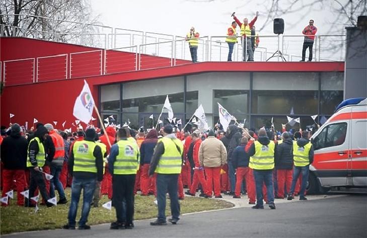 Azonos munkáért - azonos bért! Ezt követelték a magyar Audi dolgozói korábban a német vezetőktől (Fotó: MTI/Krizsán Csaba)