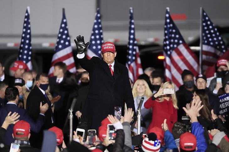 Donald Trump kampányol Kenoshában (Wisconsin) 2020. november másodikán. EPA/TANNEN MAURY