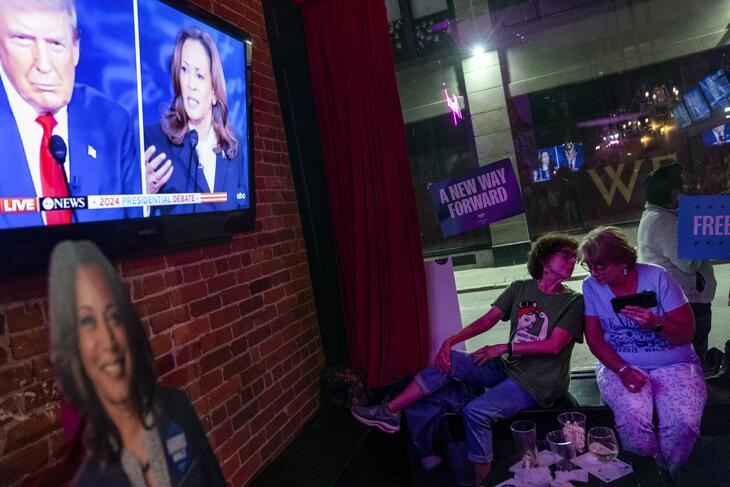 Donald Trump republikánus párti volt amerikai elnök és Kamala Harris demokrata párti amerikai alelnök elnökjelölti televíziós vitáját nézi két választópolgár 2024. szeptemberében. Akkor sem és most sem lehet megjósolni, ki nyer majd. 