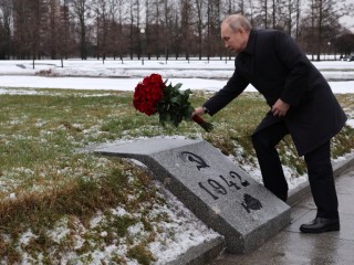 Vlagyimir Putyin orosz elnök lerója kegyeletét az áldozatok előtt Leningrád csaknem 900 napos náci német blokádja áttörése 80. évfordulójának alkalmából a szentpétervári Piszkarjovkai emléktemetőben 2023. január 18-án.Fotó: MTI/EPA/Szputnyik/Orosz elnöki sajtószolgálat/Mihail Klimentyev
