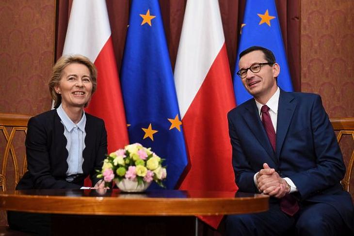 A nap képe: a lengyelekhez már beköszönt Európa új nagyasszonya