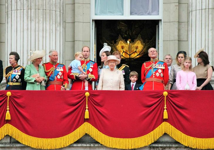 Fellobbantak a monarchiaellenes hangok. Itt még II. Erzsébet és Fülöp herceg is látható. Fotó: Depositphotos