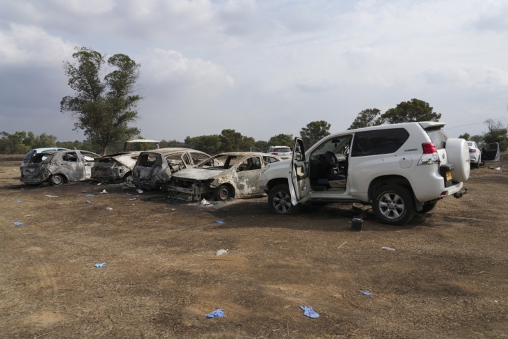 Megrongált autók a Gázai övezet közelében fekvő izraeli Reim kibuc környékén rendezett elektronikus zenei fesztivál helyszínén 2023. október 10-én. A Zaka izraeli mentőszolgálat közlése szerint mentősei legalább 260 ember holtestét találták meg itt, akiket a Gázai övezetet irányító Hamász palesztin iszlamista szervezet Izrael elleni október 7-i támadásakor öltek meg. Fotó: MTI/AP/Tsafrir Abayov