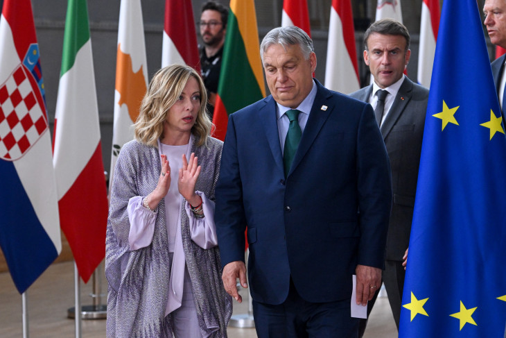 Giorgia Meloni és Orbán Viktor a brüsszeli EU-csúcson 2024  