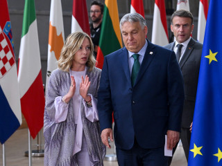 Giorgia Meloni és Orbán Viktor a brüsszeli EU-csúcson 2024  