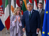 Giorgia Meloni és Orbán Viktor a brüsszeli EU-csúcson 2024  