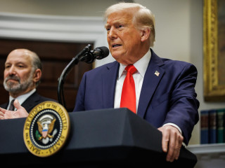 Donald Trump amerikai elnök bejelenti a washingtoni Fehér Házban 2025. március 3-án, hogy a Taiwan Semiconductor Manufacturing Co. (TSMC), a világ legnagyobb félvezetőgyártója 100 milliárd dollár értékben tervez további amerikai beruházásokat. Balról Howard Lutnick kereskedelmi miniszter. 