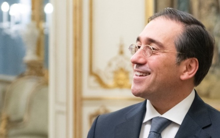 A sanyol külügyminiszter José Manuel Albares mosolya nem feledteti a kérdések komolyságát