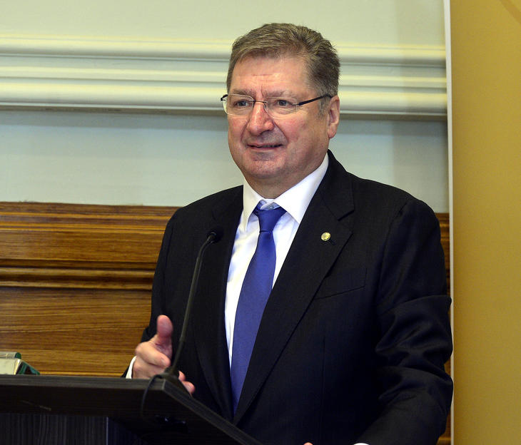 Maradhat a helyén az MNB-vel csúnyán összekülönbözött Parragh László felesége?