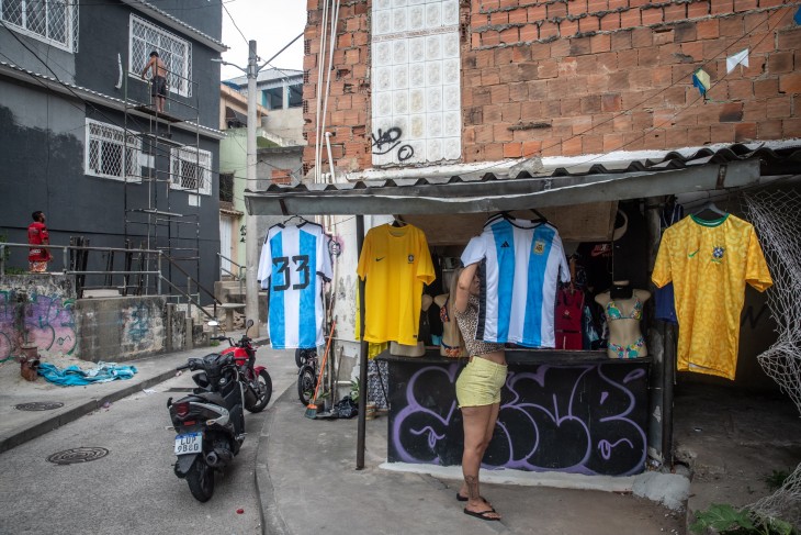 Utcai árus Rio de Janeiro egyik legnagyobb favelájában, Dendében a foci-vb idején, 2022. november 30-án. Fotó: EPA/ANDRE COELHO