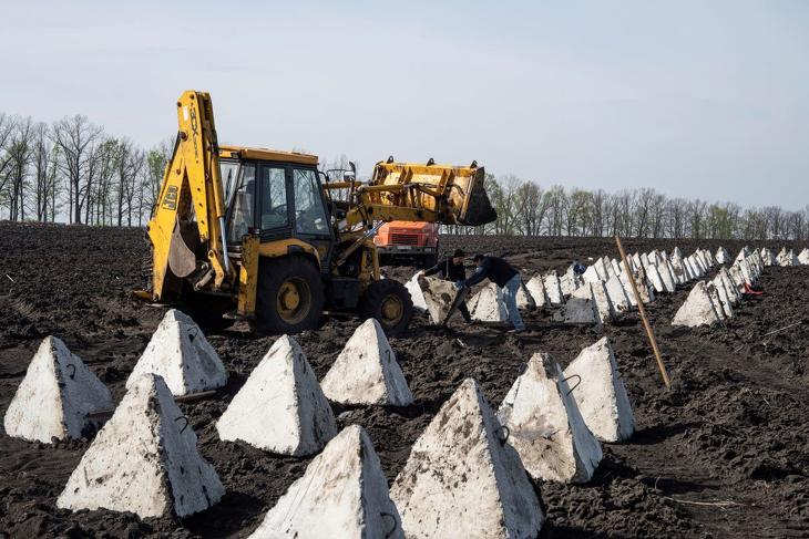 Sárkányfogaknak nevezett harckocsi-elhárító rendszer betontüskéit rakják le egy új védelmi vonal kiépítésén a kelet-ukrajnai Harkivi területen 2024. április 17-én - csak szemfényvesztés lett volna az egész?