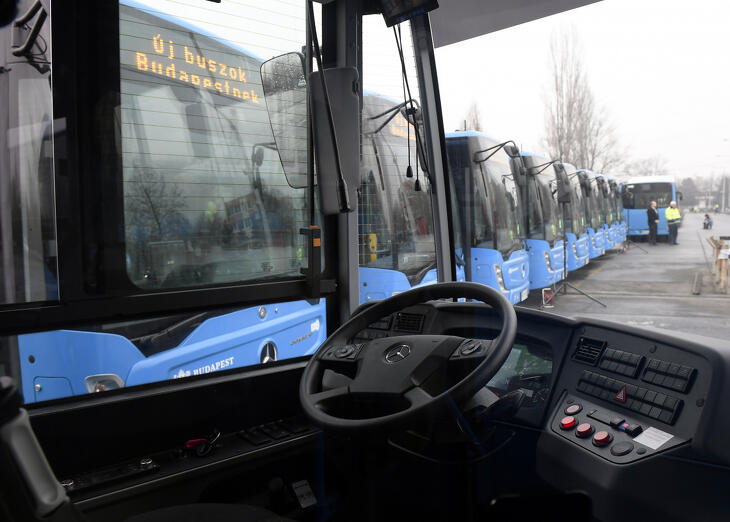 A buszok menetrendjét is érinti JD Vance látogatása, a reptérre nehéz lesz kijutni