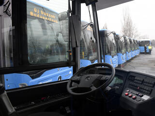 A buszok menetrendjét is érinti JD Vance látogatása, a reptérre nehéz lesz kijutni