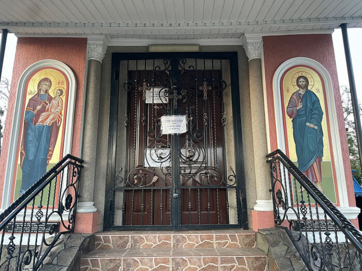 A Három Szent Hierarcha templomára az ukrajnai Csernyivciben lakat került