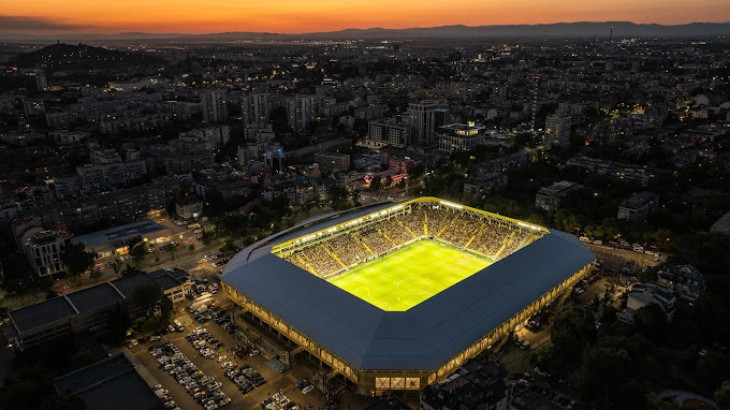 A Hriszto Botev stadion fényei messzire világítanak