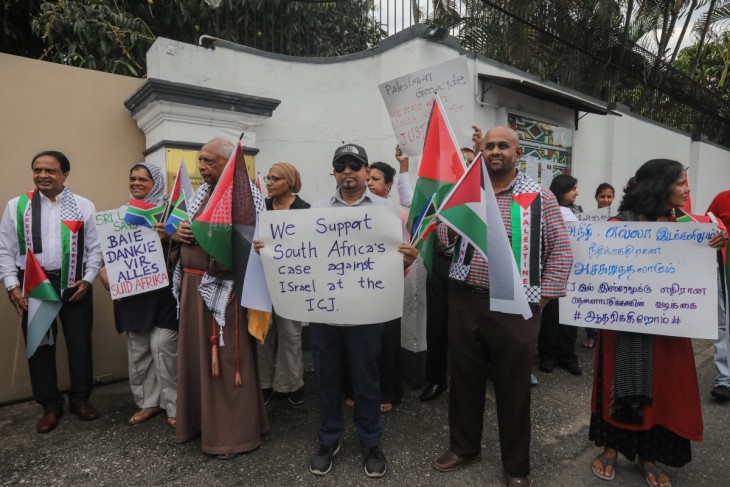 Srí Lanka-i palesztinbarát polgárjogi aktivisták plakátokat tartanak a dél-afrikai nagykövetség előtti szolidaritási tüntetésen Colombóban, Srí Lankán, 2024. január 8-án. Fotó: EPA / Chamila Karunarathne