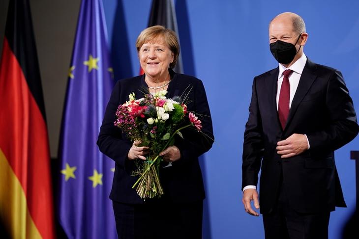 Angela Merkel egyik búcsúztatása - tényleg teljesen visszavonult? (Fotó: EPA/CLEMENS BILAN) 