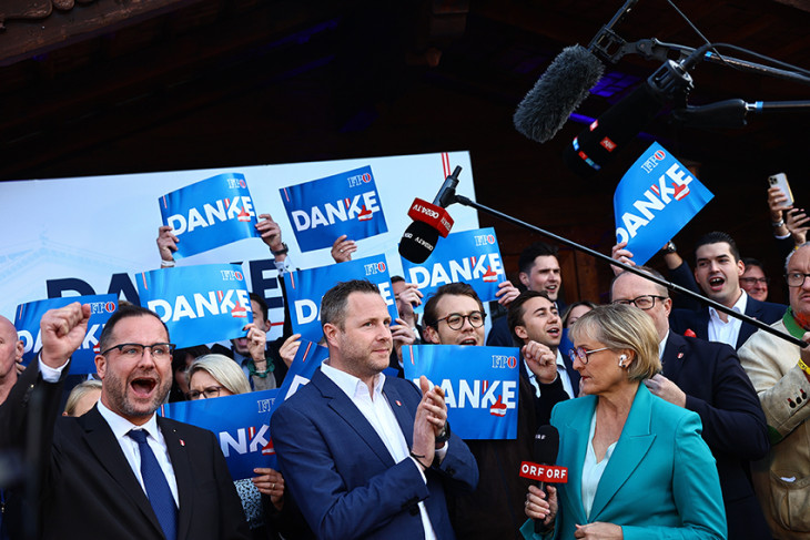 A Herbert Kickl vezette jobboldali Osztrák Szabadságpárt (FPÖ) kampánycsapata ünnepel a párt eredményváró rendezvényén Bécsben 2024. szeptember 29-én, az osztrák parlamenti választások napján. Az előzetes eredmények alapján az FPÖ áll győzelemre. 