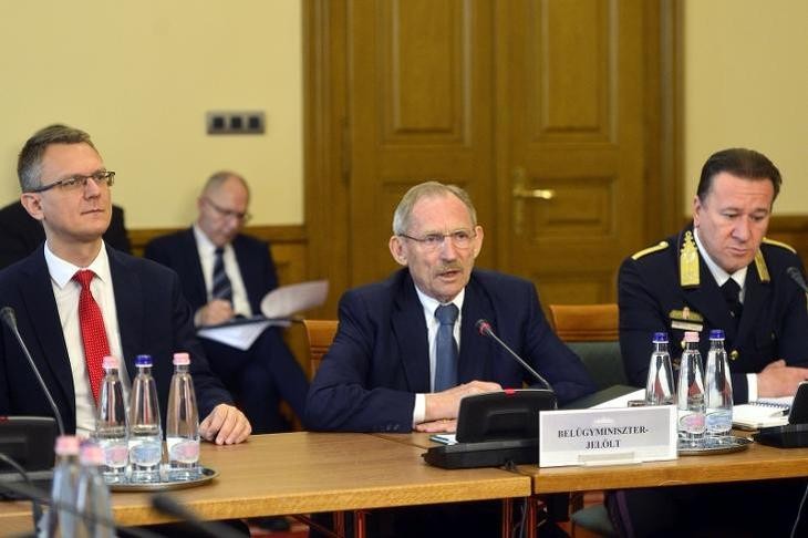 Pintér Sándor belügyminiszter balján Tansádi László államtitkár, akinek neve számos alkalommal felbukkan a Civil Biztonsági Zrt. cégiratain