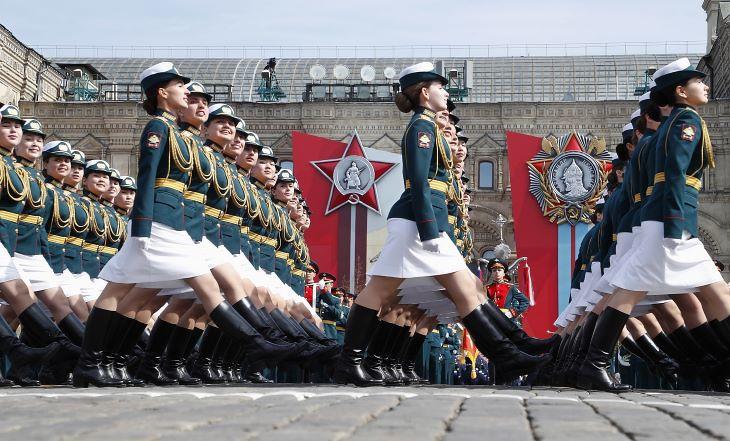 Orosz katonanők menetelnek a győzelem napi díszszemle próbáján a moszkvai Vörös téren 2022. május 7-én. Fotó: MTI/EPA