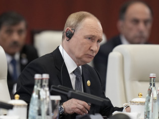  Vlagyimir Putyin orosz elnök a Sanghaji Együttműködési Szervezet (SCO) kétnapos csúcstalálkozójának második napi tanácskozásán az észak-kínai Tiencsin kikötővárosban 2025. szeptember 1-jén. 