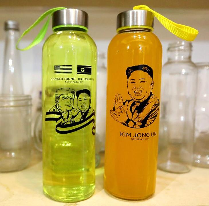 A nap képe: együtt üvegezik Trump és Kim Dzsong Un