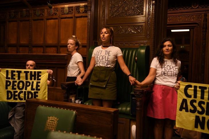 Áll a bál Londonban: tüntetők foglalták el a brit parlament üléstermét      