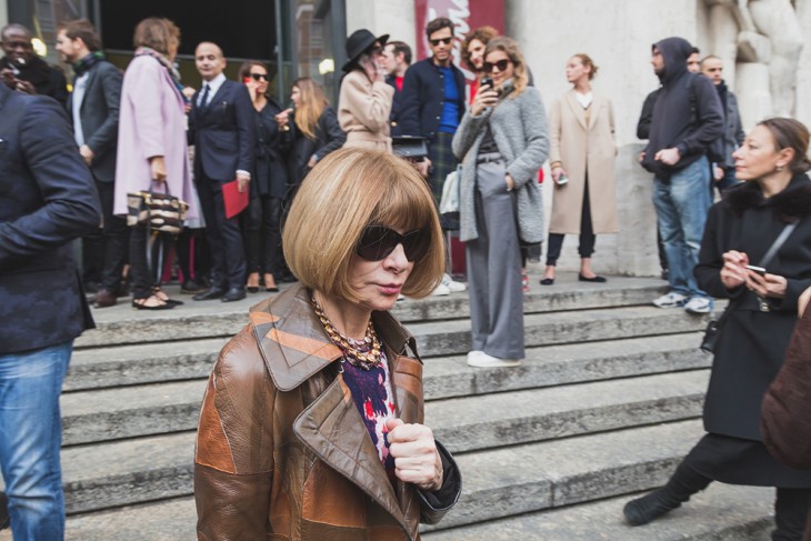 Anne Wintour távozik egy 2015-ös milánói divatbemutatóról. Nehéz az arcáról leolvasni bármit is. Fotó: Depositphotos