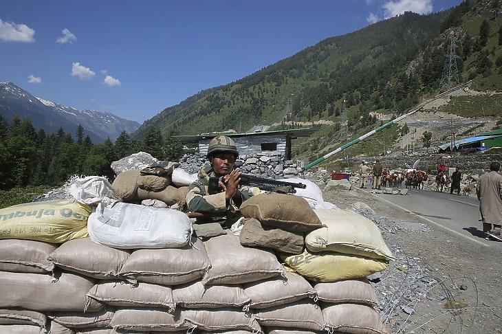 Indiai katona őrt áll a Ladak felé tartó autóút mellett a Szrinagartól, a Dzsammu és Kasmír szövetségi állam nyári fővárosától 81 kilométerre fekvő Ganageerban, az indiai-kínai határ közelében 2020. június 17-én,, miután a két ország határőrsége között kialakult összetűzésben az előző nap legalább húsz indiai katona életét vesztette. MTI/EPA/Farúk Hán