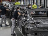 Dolgozók védőmaszkban a Mercedes-Benz Manufacturing Hungary Kft. kecskeméti gyárában Fotó: MTI/Ujvári Sándor