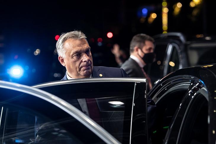 Ki rántja félre a kormányt? Orbán Viktor az EU-csúcson Brüsszelben 2020. október elsején. (Forrás: Európai Tanács)
