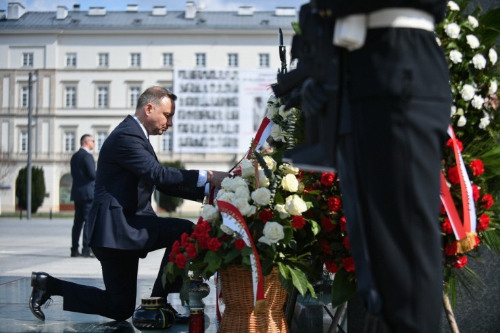 Andrzej Duda lengyel államfő megkoszorúzza a néhai Lech Kaczynski lengyel elnök szobrát a szmolenszki repülőszerencsétlenség évfordulójának alkalmából tartott megemlékezésen a varsói Pilsudski téren 2023. április 10-én. A Kaczynski elnököt és feleségét, valamint 94 másik embert – köztük az állami szféra és a hadsereg több vezető személyiségét – szállító repülőgép 2010. április 10-én zuhant le az oroszországi Szmolenszk közelében, és senki sem élte túl a katasztrófát. Fotó: MTI/EPA/PAP/Marcin Obara