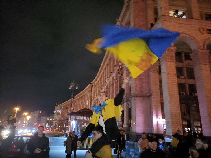 Az ukrán főváros főterén, a Majdanon is ünnepelnek (Fotó: Twitter)
