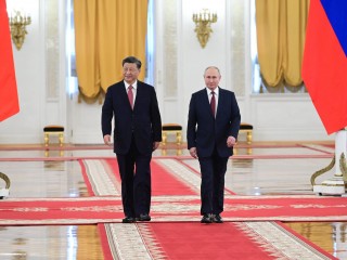 A háromnapos állami látogatáson Oroszországban tartózkodó Hszi Csin-ping kínai elnök (b) és Vlagyimir Putyin orosz államfő a moszkvai Kreml Palotában tartott hivatalos fogadási ünnepségen 2023. március 21-én, Hszi látogatásának második napján. Fotó: MTI/EPA/Szputnyik/Orosz elnöki sajtószolgálat/Szergej Karpuhin 
