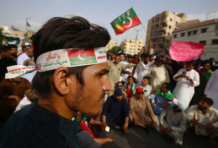 Imran Hán volt pakisztáni miniszterelnök pártjának támogatói követlenek előrehozott választásokat Karacsiban. Fotó: MTI/EPA/Sahzaib Akber 