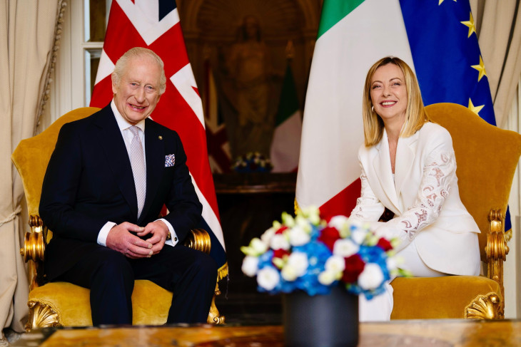 Giorgia Meloni olasz miniszterelnök fogadja III. Károly brit királyt a római Doria Pamphili-palotában 2025. április 9-én - kiülnek Ukrajna mellett is?