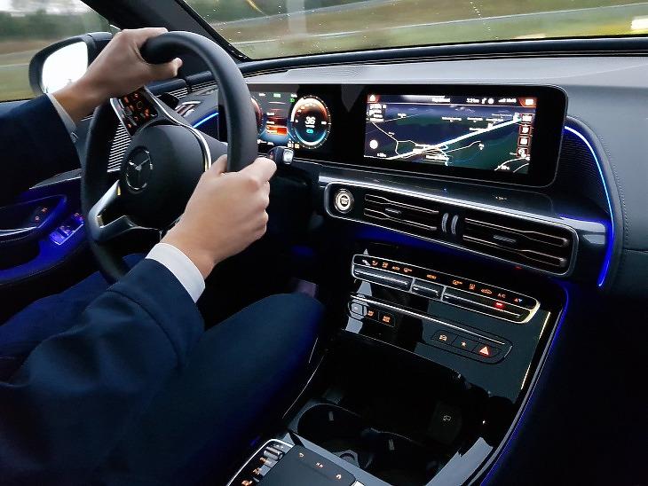 360 felett az euró ára, a Daimler az európai tőzsdék motorja