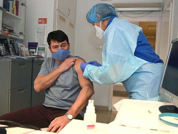 Áder János kínai vakcinát kapott, ahogy egyébként Orbán Viktor is - ez azonban nem derül majd ki a vakcinaigazolásukból. (Fotó: MTI)